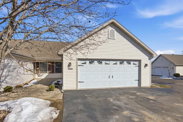 $290,000 | 802 Sunridge Drive, Unit B, Waupaca, WI 54981