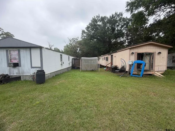 a view of a house with backyard
