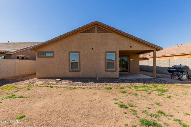 a view of backyard of the house