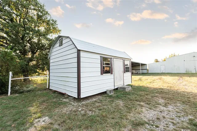 a view of a two tub next to a yard