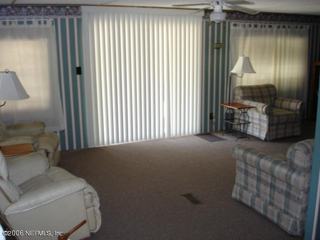 129 Sportsman Road Satsuma, FL 32189 - Photo 2 of 6 Living Room