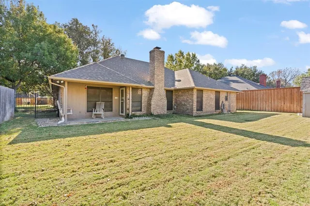 a view of yard with green space