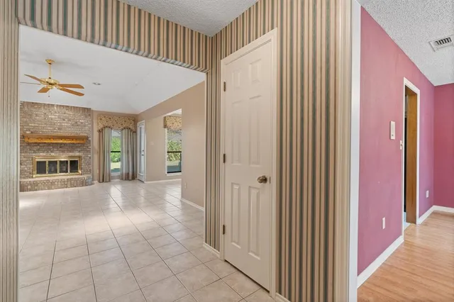 a view of an entryway with livingroom