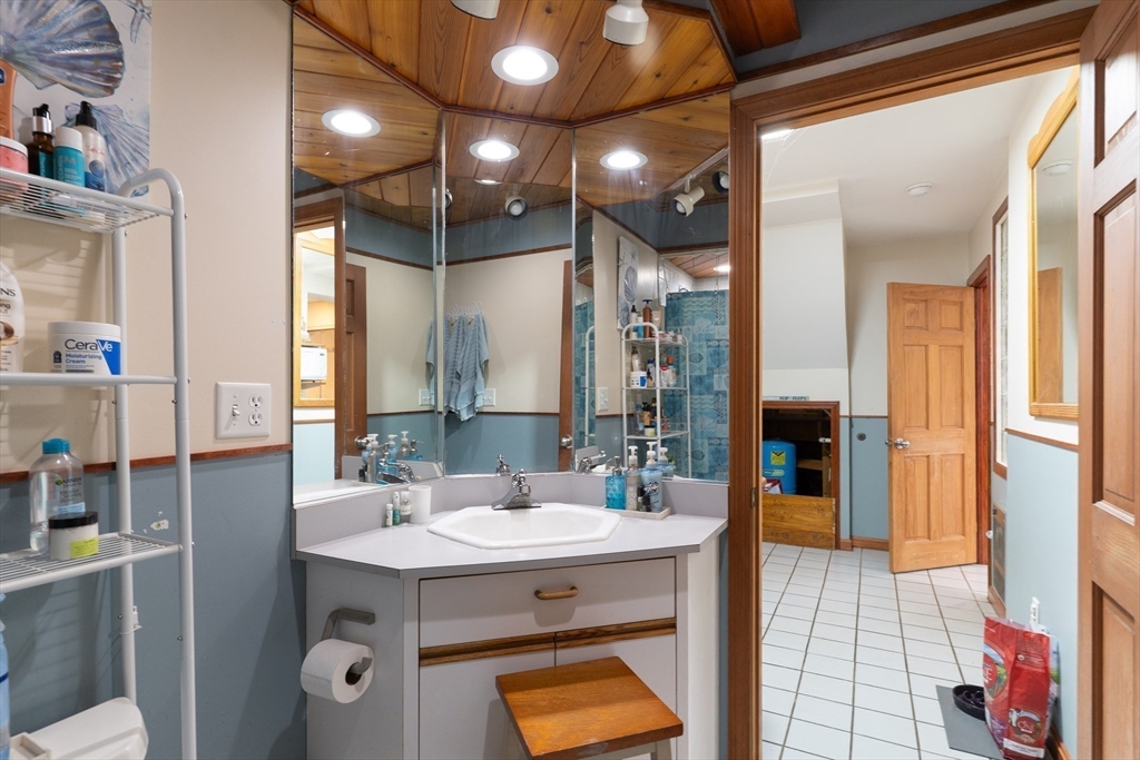 68 Lyon Road West Brookfield, MA 01585 - Photo 32 of 40