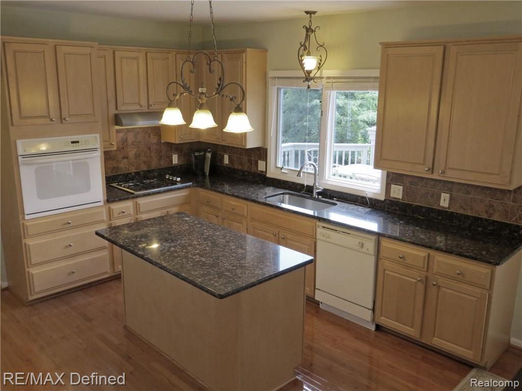 1850 Cloverdale Drive Rochester, MI 48307 - Photo 4 of 23 Granite Kitchen