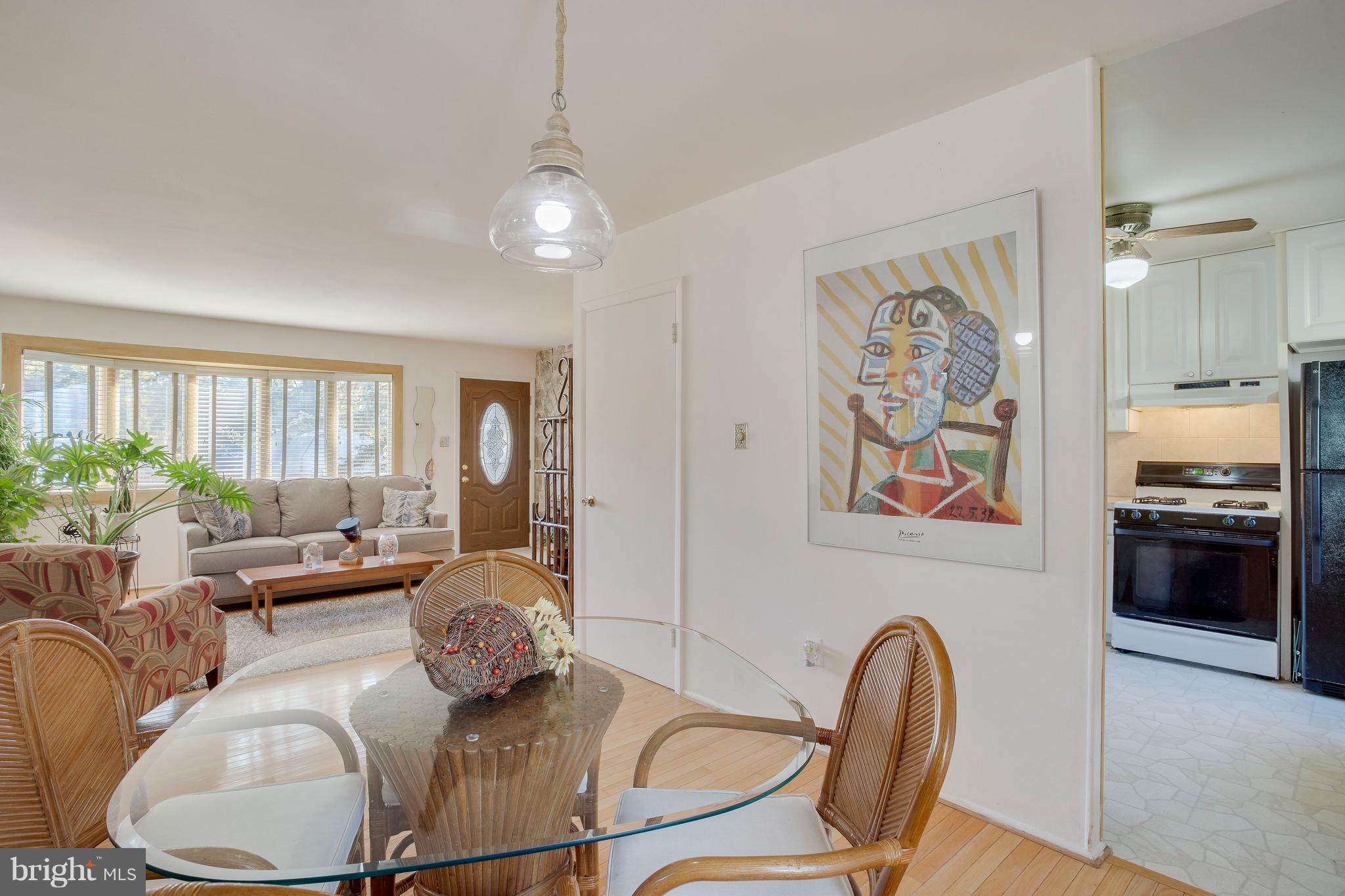 256 Candytuft Road Reisterstown, MD 21136 - Photo 13 of 37 a living room with furniture