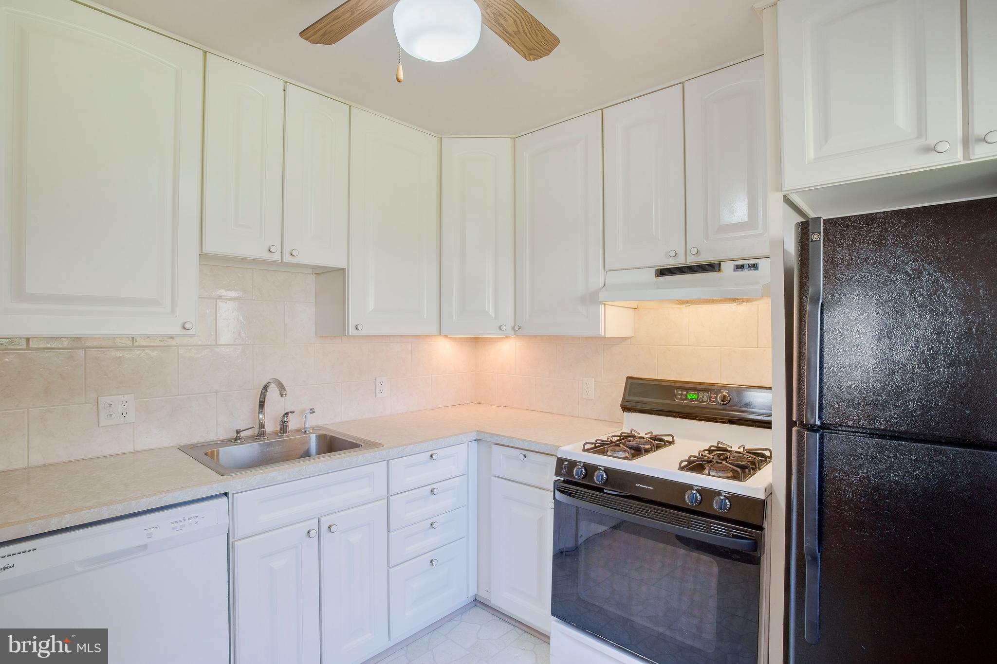 256 Candytuft Road Reisterstown, MD 21136 - Photo 15 of 37 a kitchen with cabinets and appliances