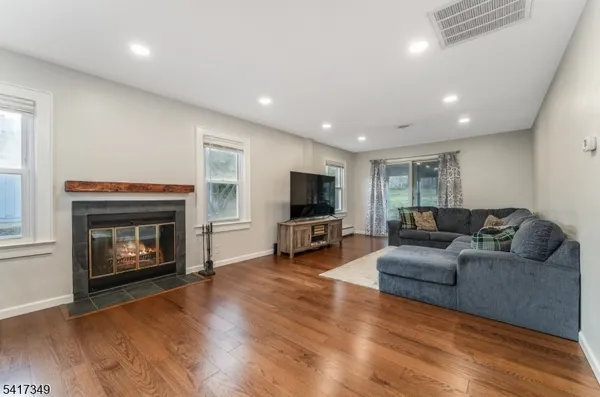 $2,250 | 155 Center Street, Clinton, NJ 08809