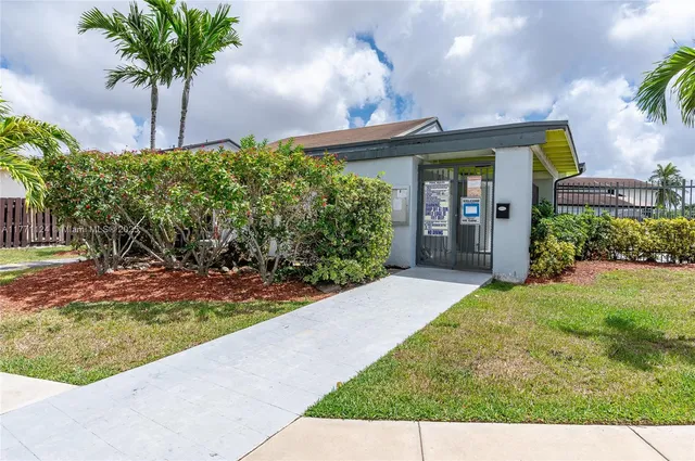 $695,000 | 1007 Northwest 106th Ave Circle, Miami, FL 33172