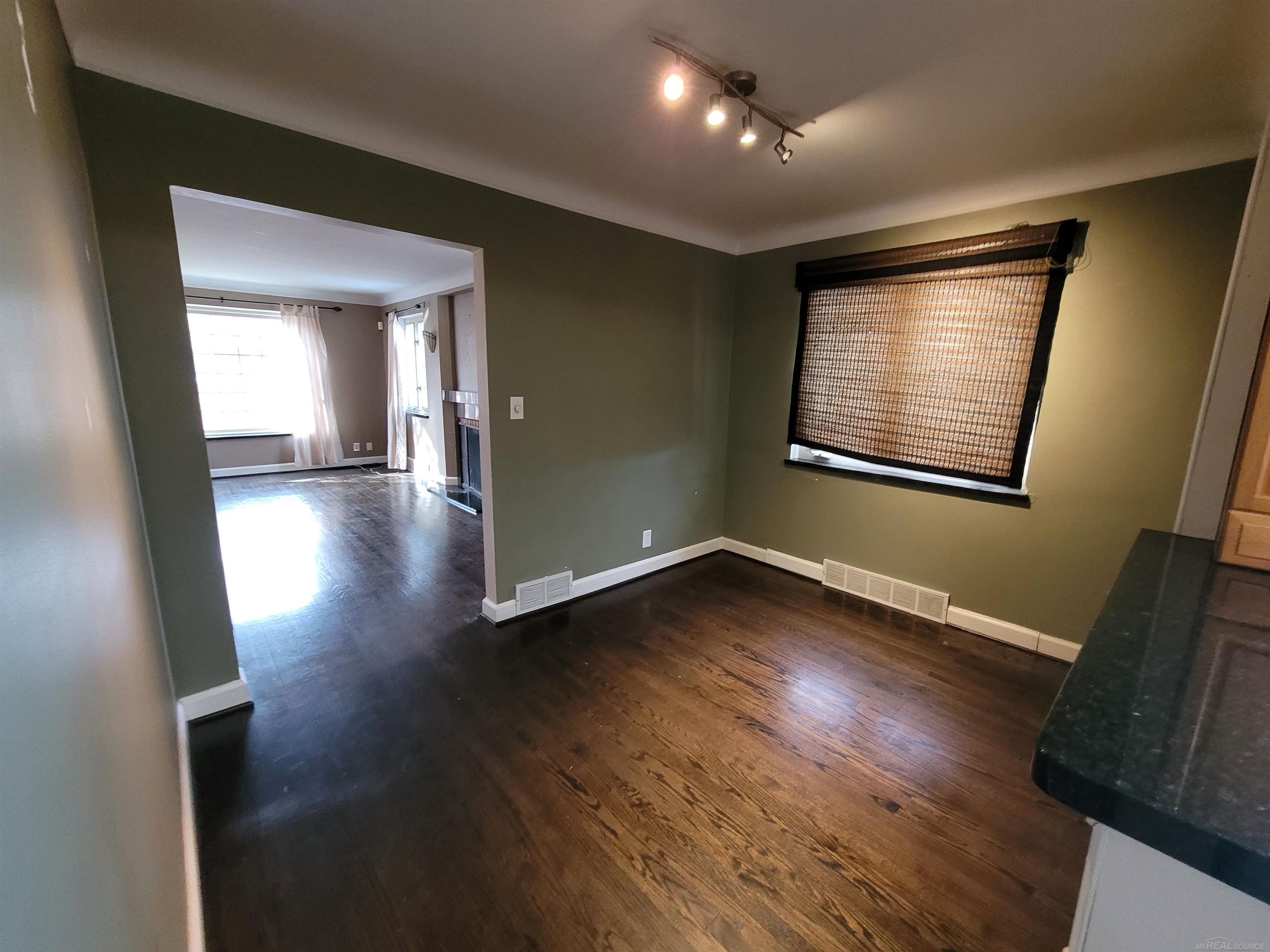 831 Roslyn Road Grosse Pointe, MI 48236 - Photo 16 of 29 50110582-17.JPG
