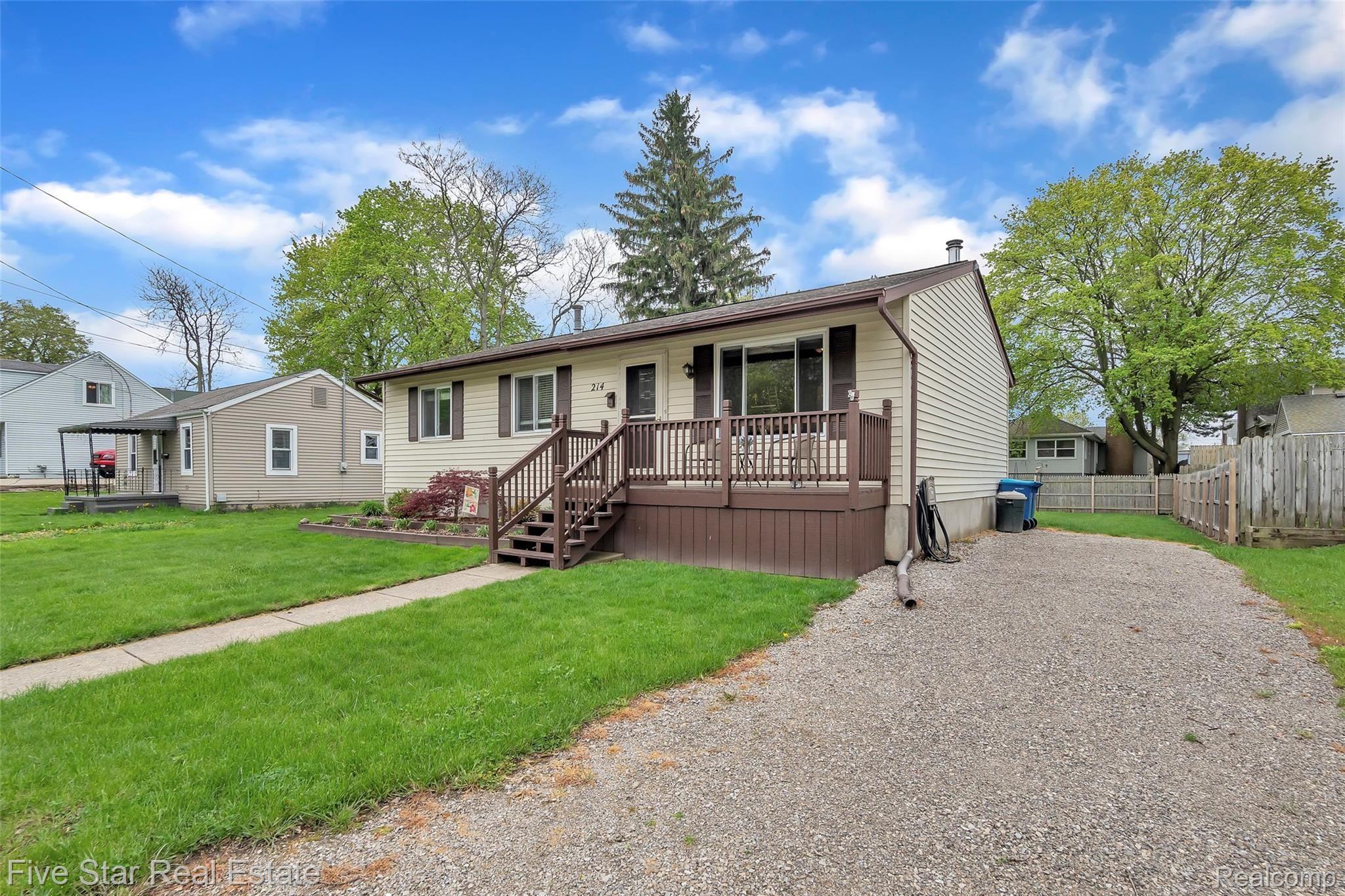 214 2nd Street Fenton, MI 48430 - Photo 3 of 38 04_2142ndStWindowStillRealEstatePhotography4_mls.jpg