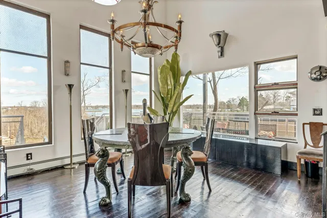 a view of a livingroom with furniture window and outside view