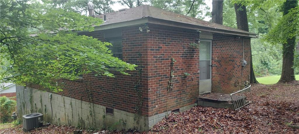 2980 Wanda Circle Southwest Atlanta, GA 30315 - Photo 4 of 11 a brick house with a outdoor space