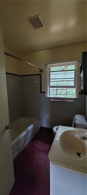 2980 Wanda Circle Southwest Atlanta, GA 30315 - Photo 8 of 11 a bathroom with a sink and a bathtub