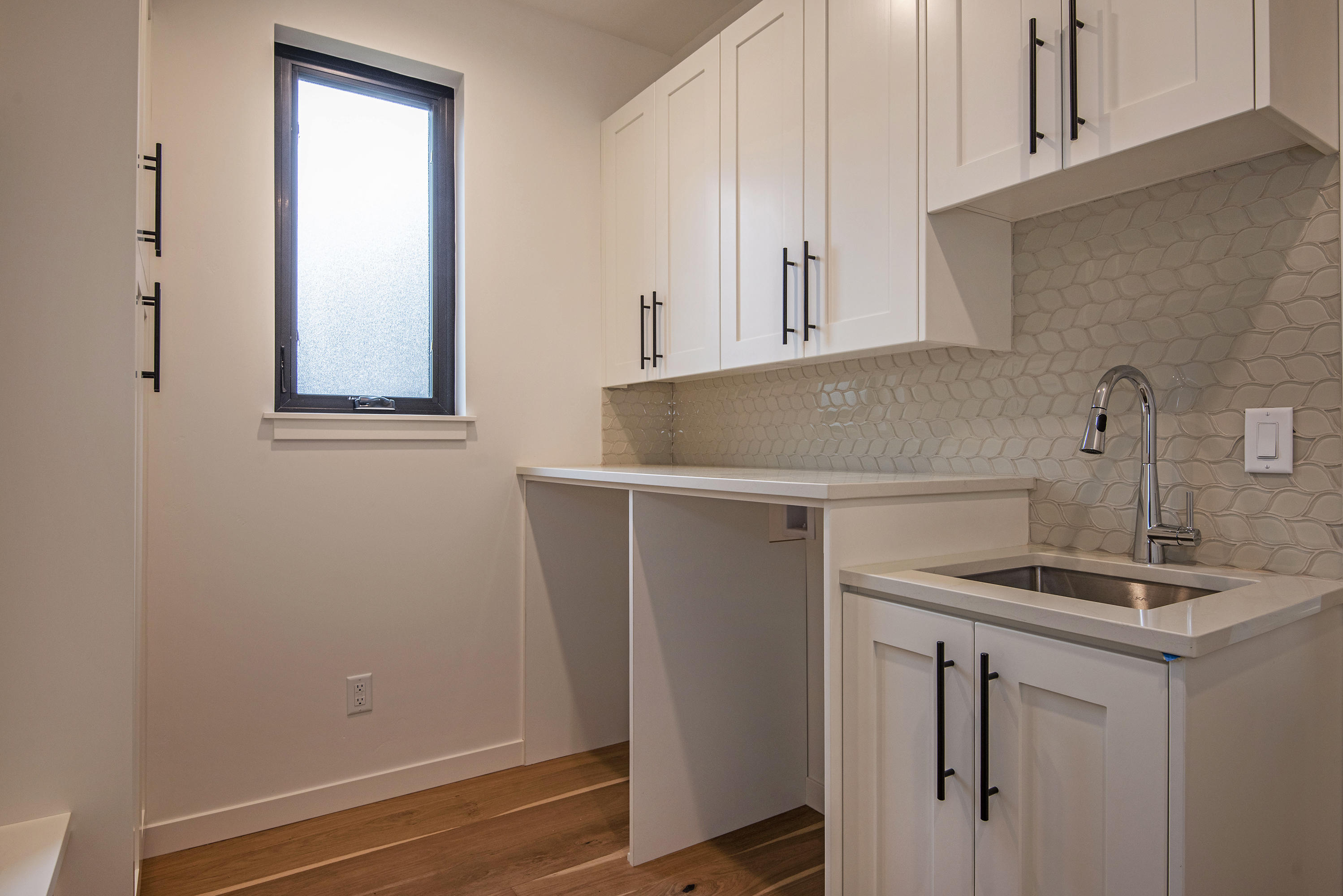 404 Northwest Riverside Boulevard Bend, OR 97703 - Photo 23 of 25 Downstairs laundry/mud room right off the breezeway.