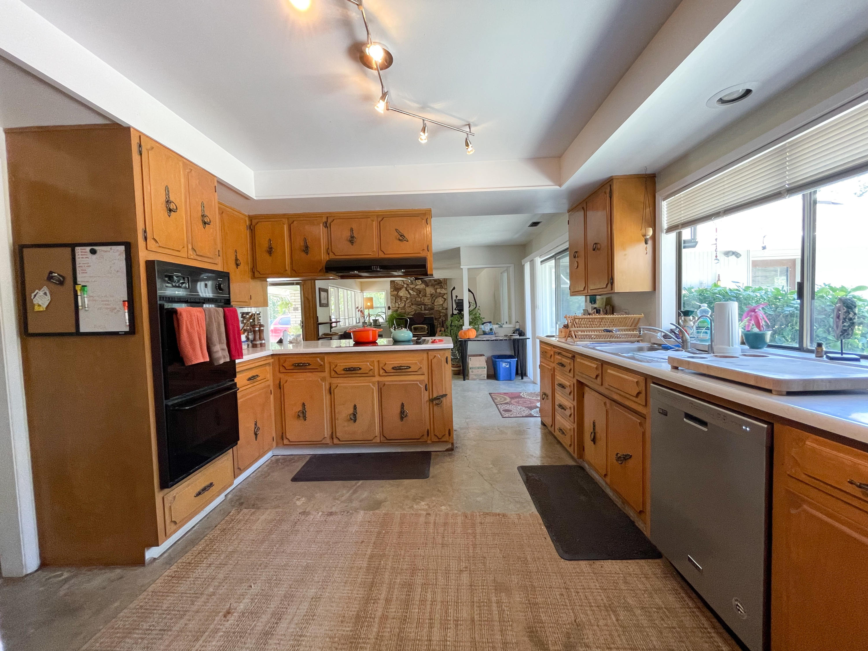 9222 North Applegate Road Grants Pass, OR 97527 - Photo 4 of 30 Kitchen2