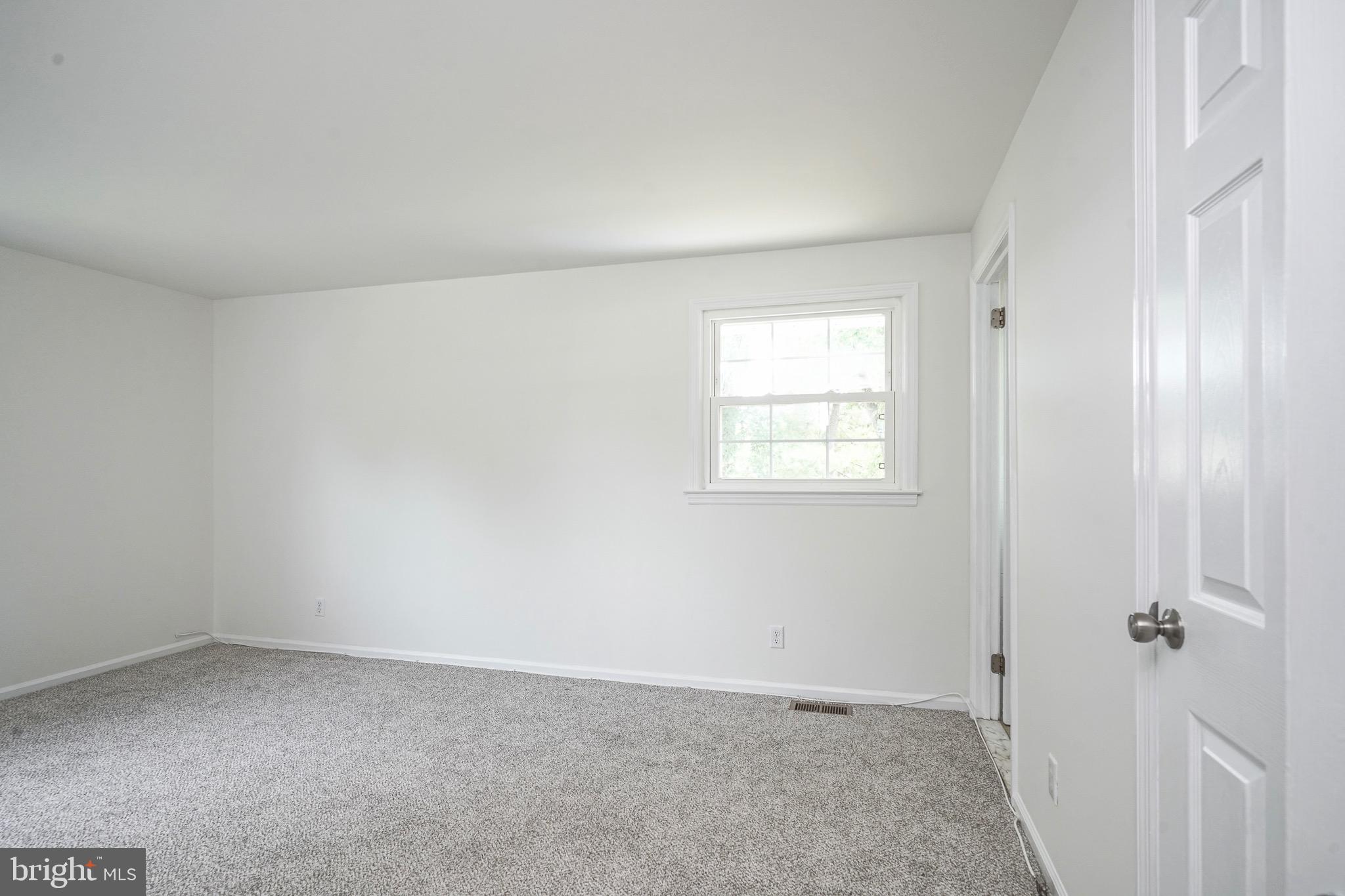 502 Pomona Road Cinnaminson, NJ 08077 - Photo 12 of 34 an empty room with windows