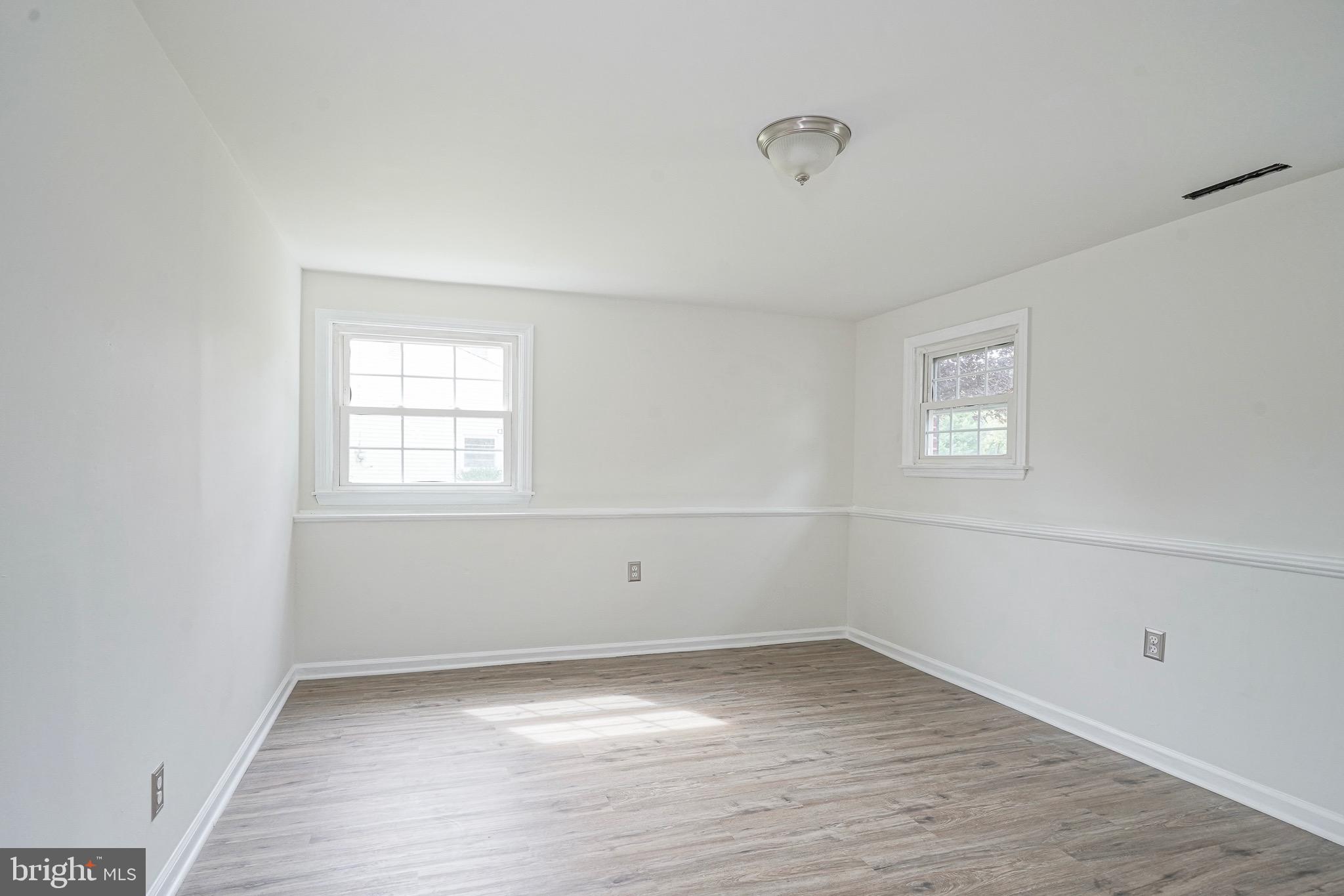 502 Pomona Road Cinnaminson, NJ 08077 - Photo 10 of 34 an empty room with a window
