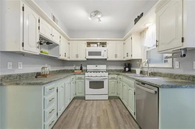 $449,500 | 7917 Westgate Drive, Lenexa, KS 66215