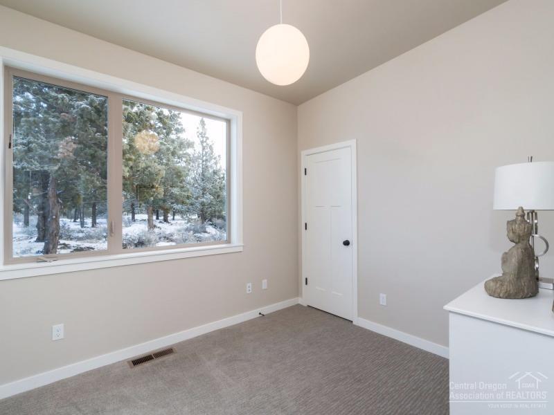 63153 Iner Loop Bend, OR 97701 - Photo 9 of 15 Gallery Image 9