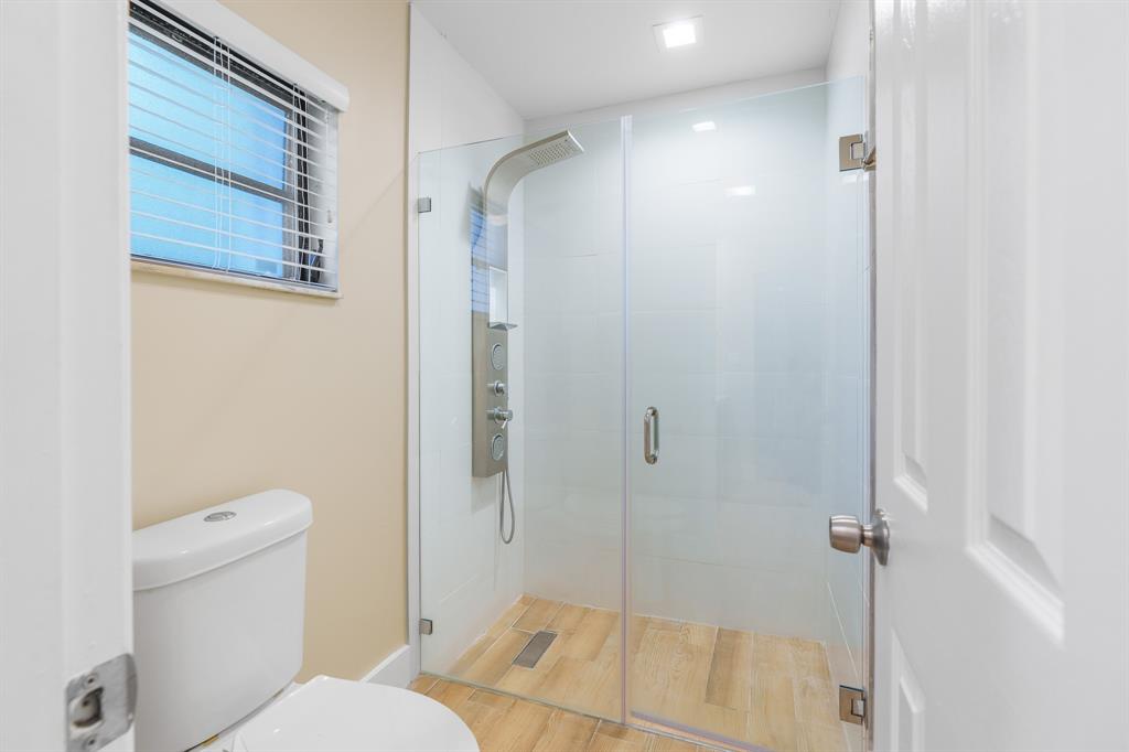 7836 Cloverfield Circle Boca Raton, FL 33433 - Photo 20 of 39 a bathroom with a shower and a toilet