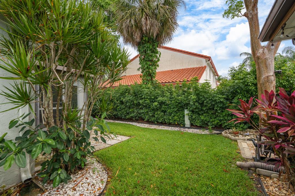 7836 Cloverfield Circle Boca Raton, FL 33433 - Photo 37 of 39 a view of a garden with a tree