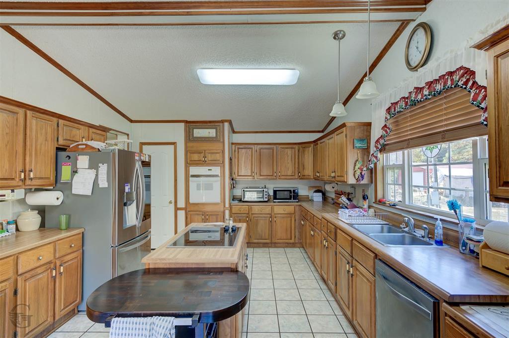 4896 Quiet Acres Road Shreveport, LA 71107 - Photo 10 of 39 a large kitchen with a large window
