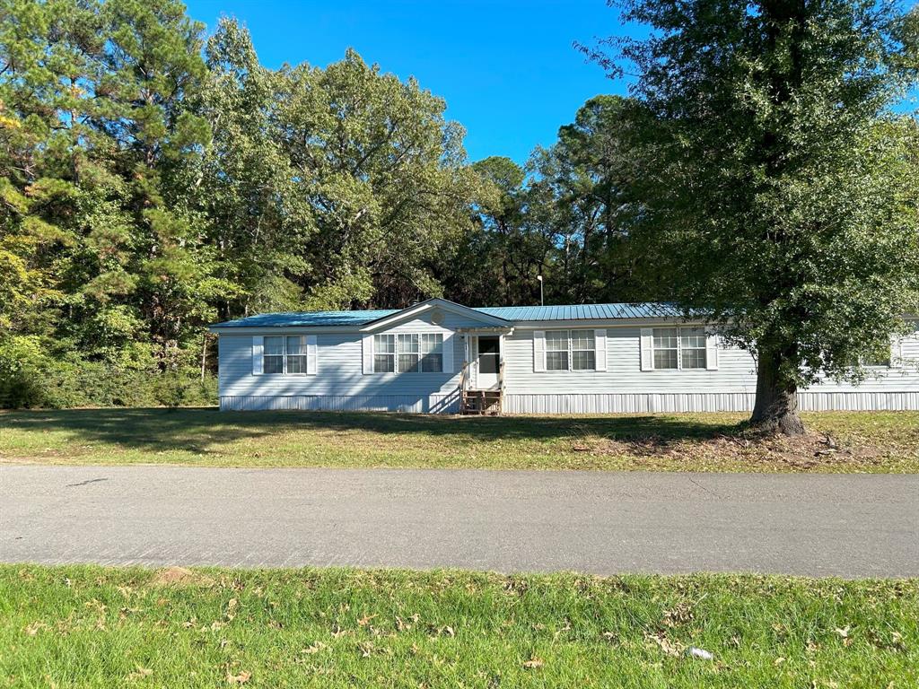 Manufactured / mobile home featuring a front lawn