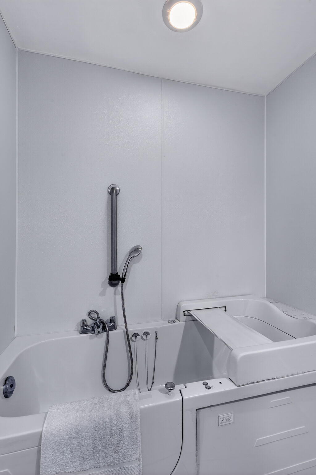 1035 South Federal Highway, Unit PH3 39 Delray Beach, FL 33483 - Photo 30 of 44 a bathroom with a tub