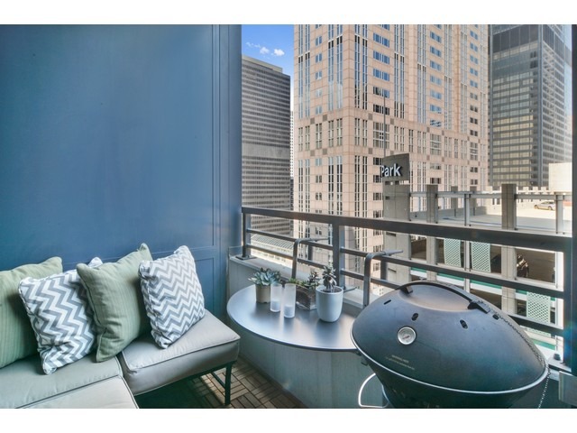 235 West Van Buren Street, Unit 1616 Chicago, IL 60607 - Photo 15 of 16 a living room with furniture and a window