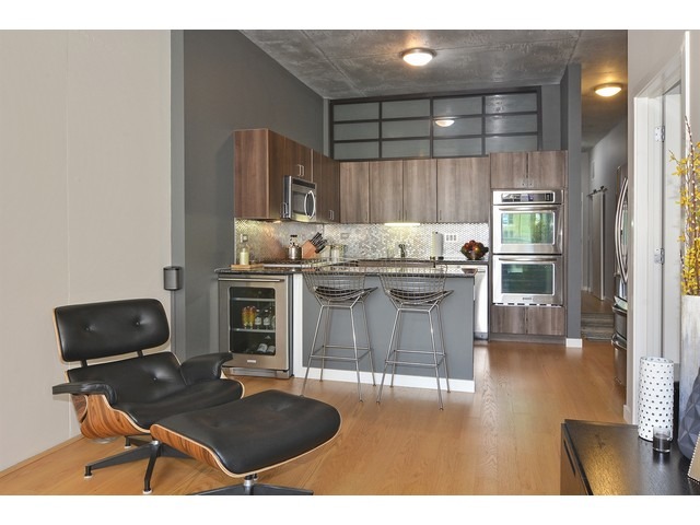 235 West Van Buren Street, Unit 1616 Chicago, IL 60607 - Photo 4 of 16 a kitchen with kitchen island a stove a refrigerator and a sink