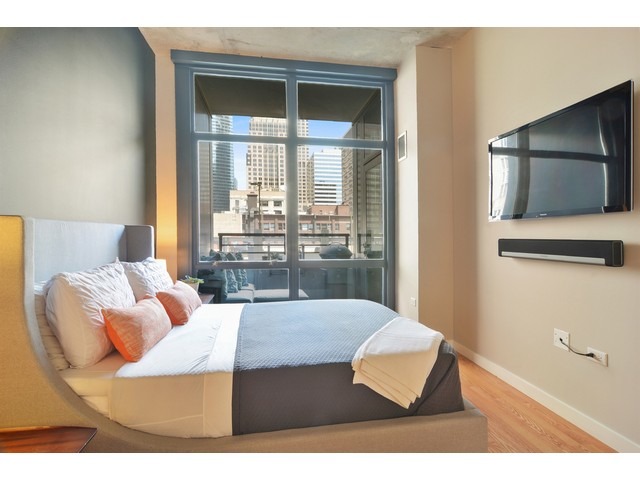 235 West Van Buren Street, Unit 1616 Chicago, IL 60607 - Photo 9 of 16 a living room with furniture