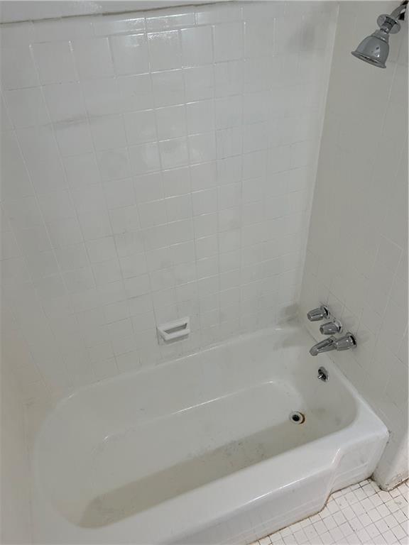 1215 Westview Drive Southwest, Unit A Atlanta, GA 30310 - Photo 15 of 25 a bathroom with a bathtub