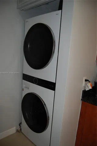 a close up view of a washer and dryer