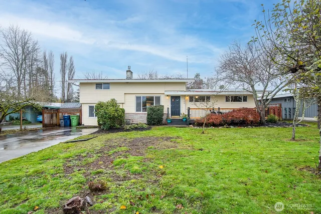a view of a yard in front of a house