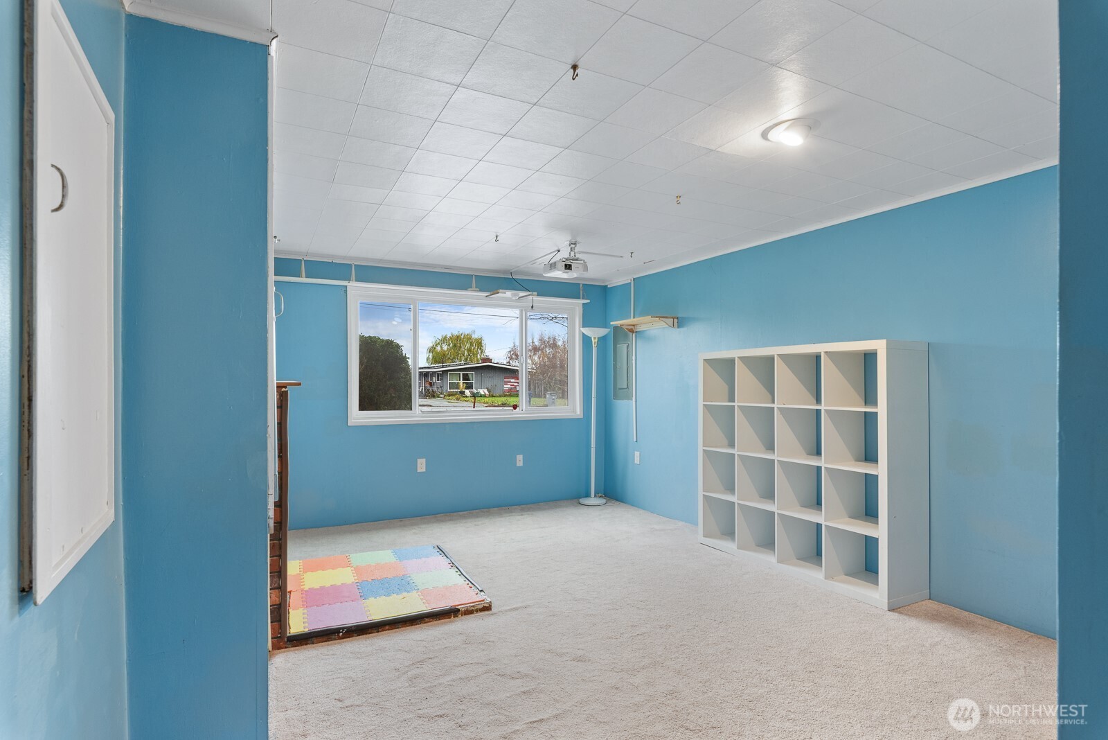 1705 36th Street Anacortes, WA 98221 - Photo 10 of 39 a view of a room with shelves