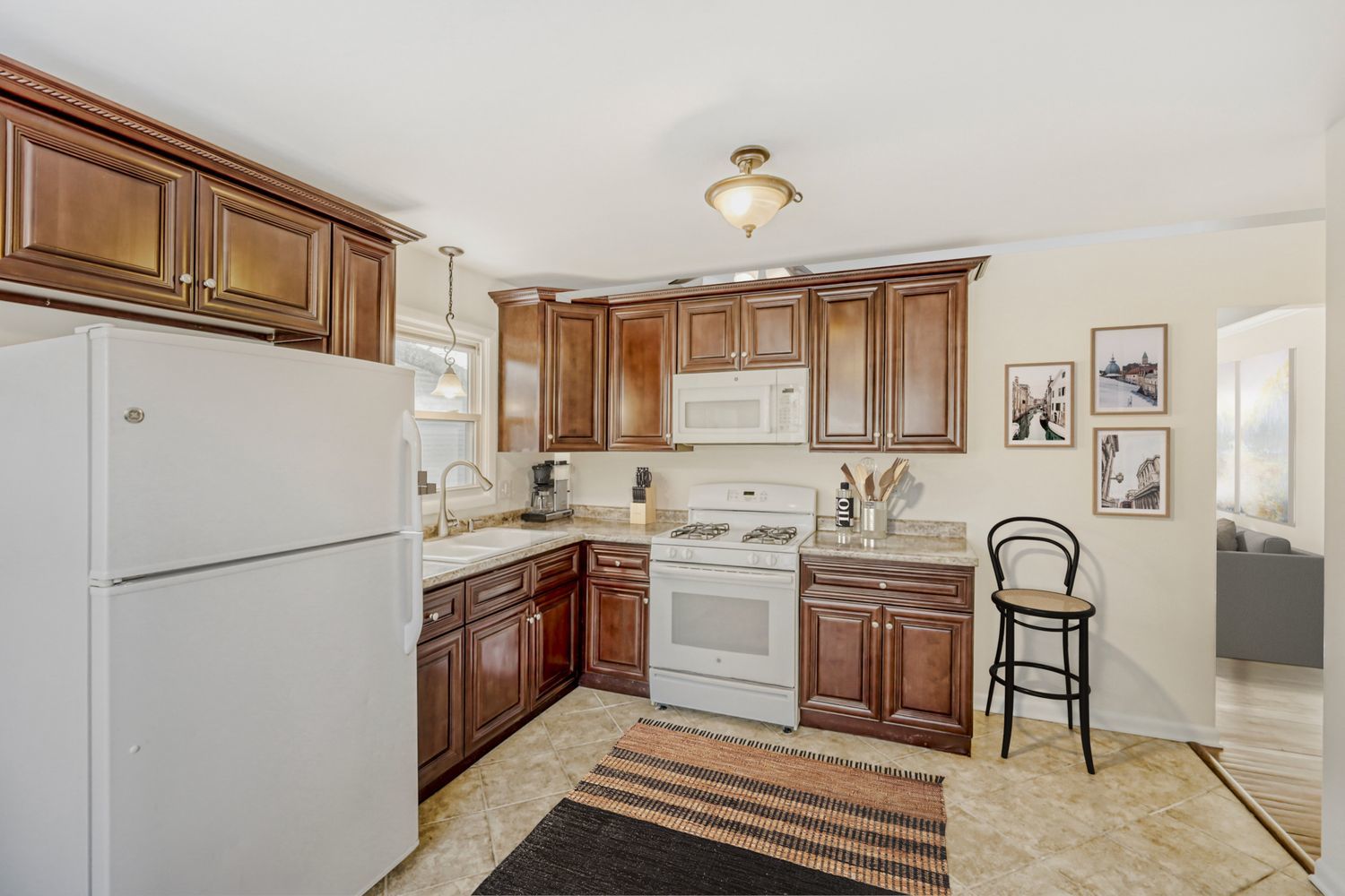 1630 Maple Lane Elgin, IL 60123 - Photo 4 of 21