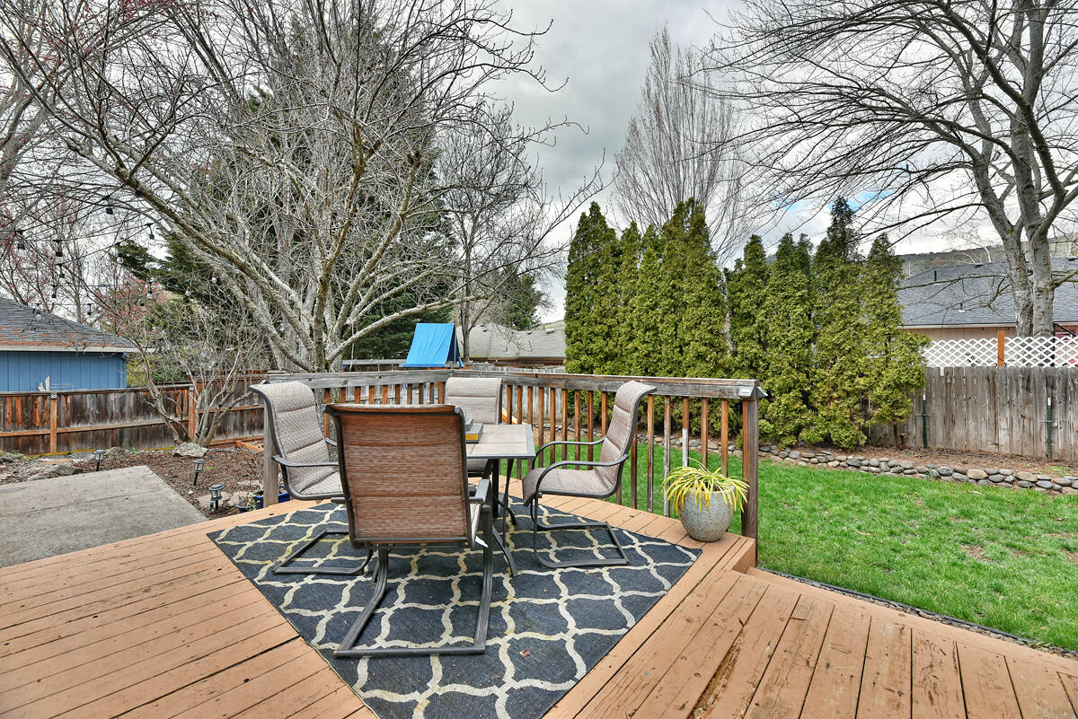 4725 Hillcrest Road Medford, OR 97504 - Photo 29 of 38 Deck