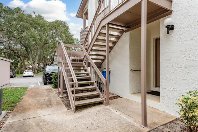 a view of entryway with a front door