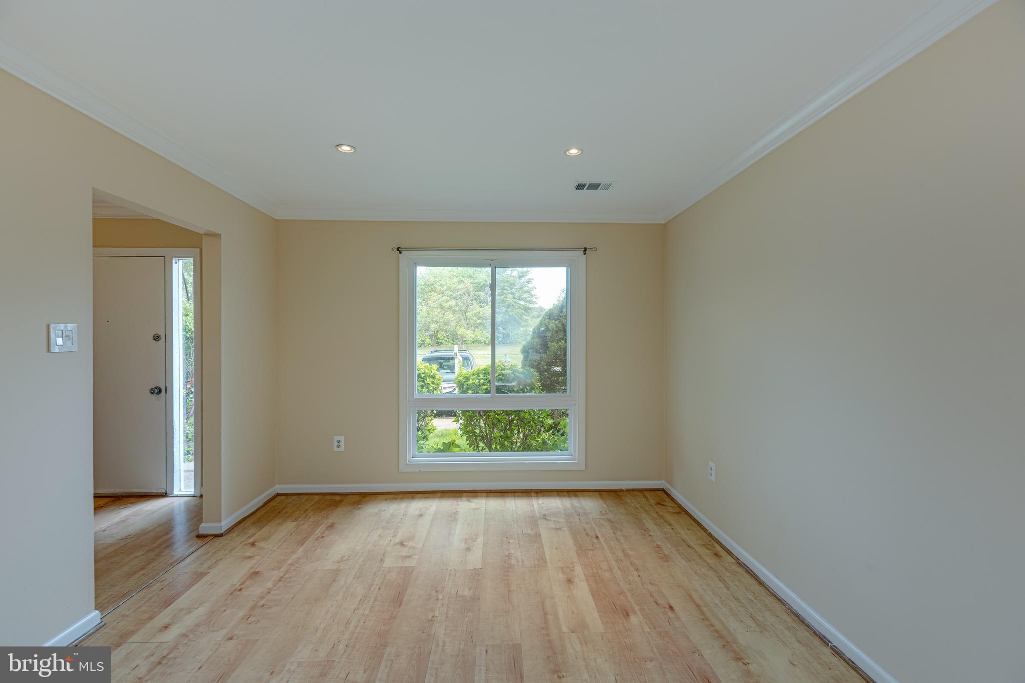 188 North Cottage Road Sterling, VA 20164 - Photo 5 of 35 Living room