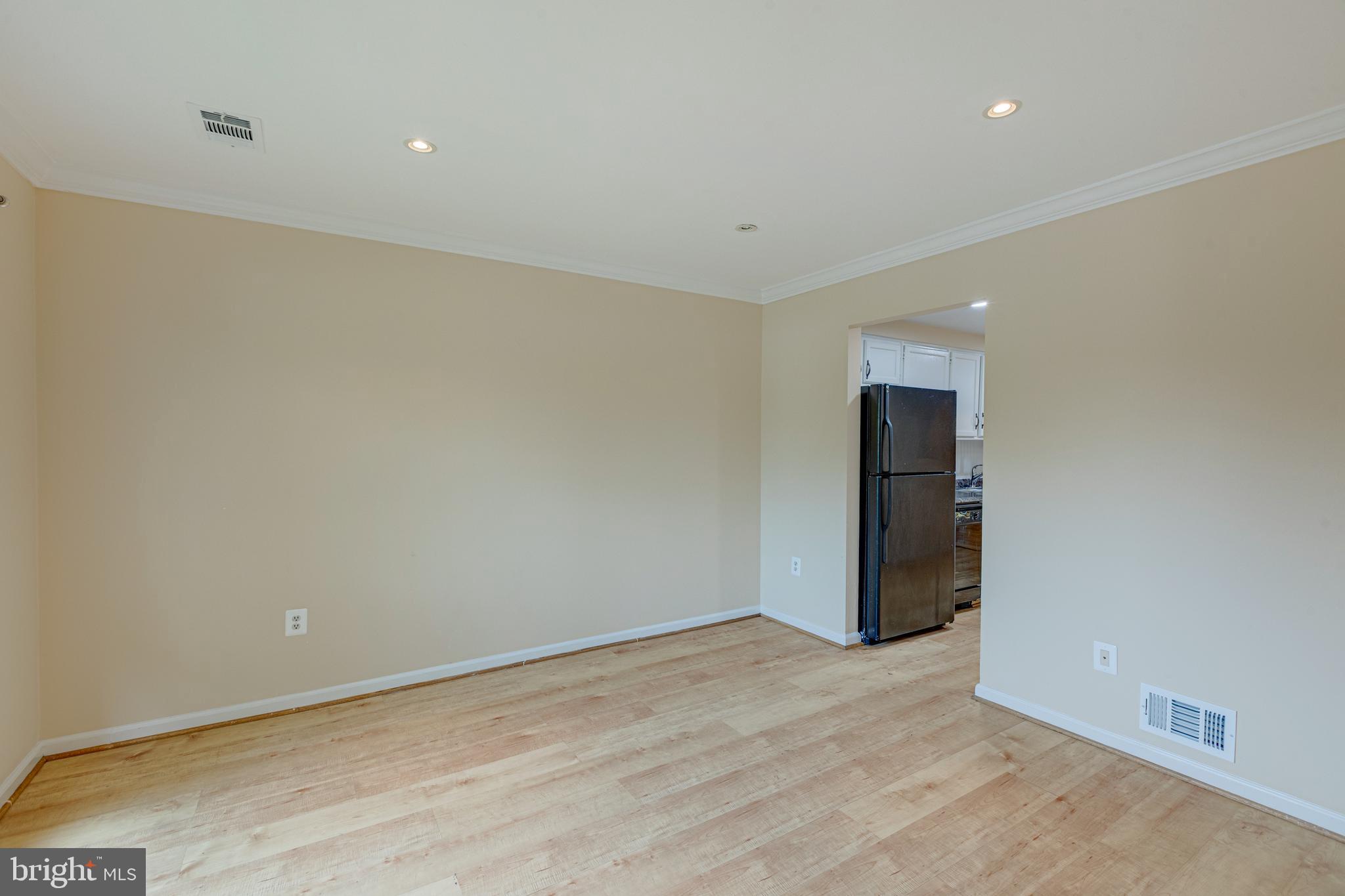 188 North Cottage Road Sterling, VA 20164 - Photo 6 of 35 Living room