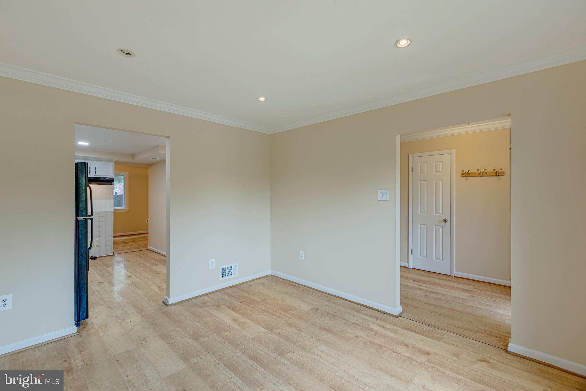 188 North Cottage Road Sterling, VA 20164 - Photo 7 of 35 Living room