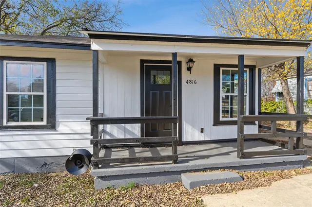 a view of house with a outdoor space
