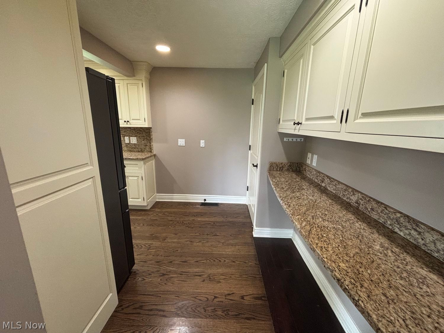 11861 Summers Road Chesterland, OH 44026 - Photo 9 of 30 Beautiful kitchen w/high end cabinets and granite breakfast bar