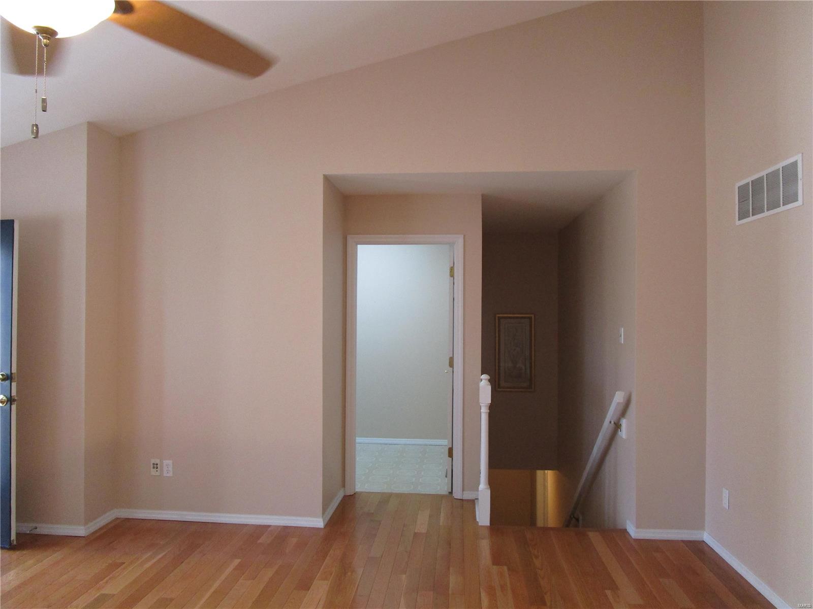 5028 Nicholas Ridge Drive St. Louis, MO 63129 - Photo 4 of 27 Gallery Image 4