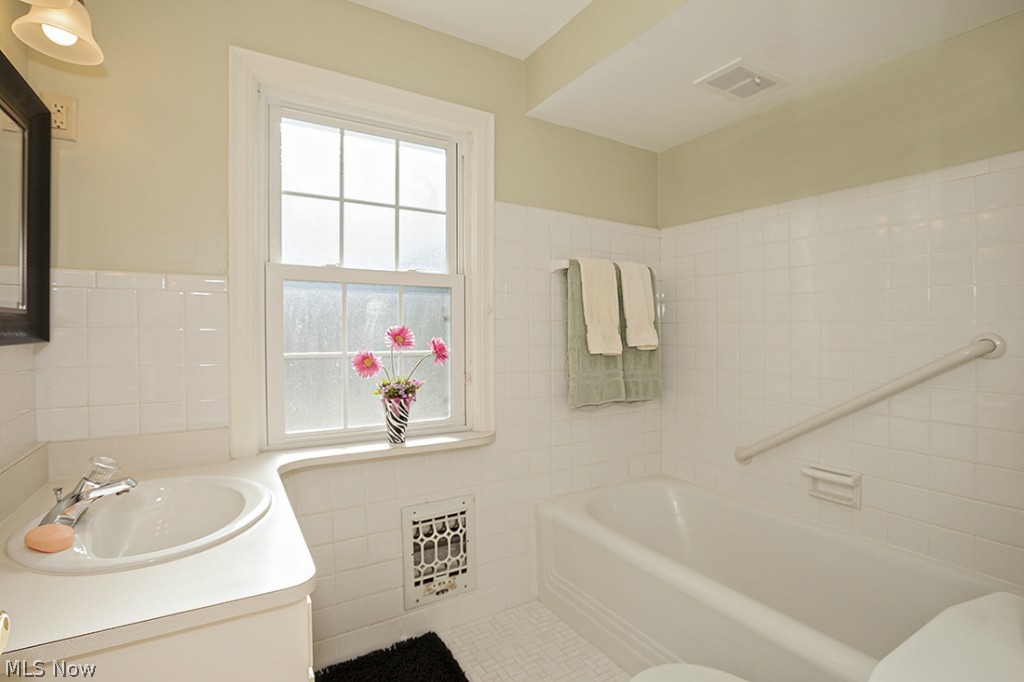 2611 Traymore Road Cleveland, OH 44118 - Photo 16 of 24 UPDATED FULL BATH WITH TUB & SEPARATE SHOWER STALL