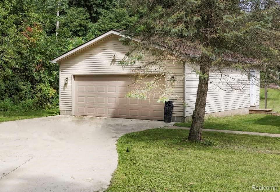 6520 Crofoot Road Howell, MI 48843 - Photo 4 of 37 garage.jpg