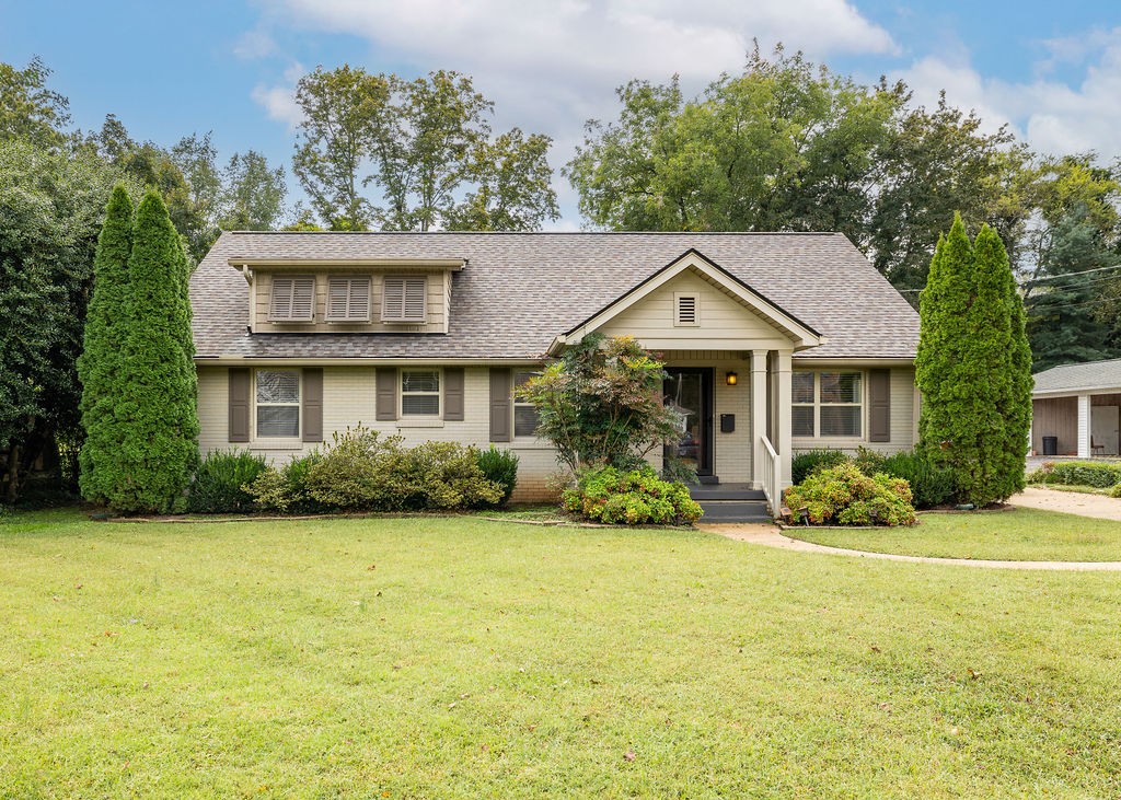 439 East Madison Street Pulaski, TN 38478 - Photo 2 of 36 a front view of a house with garden