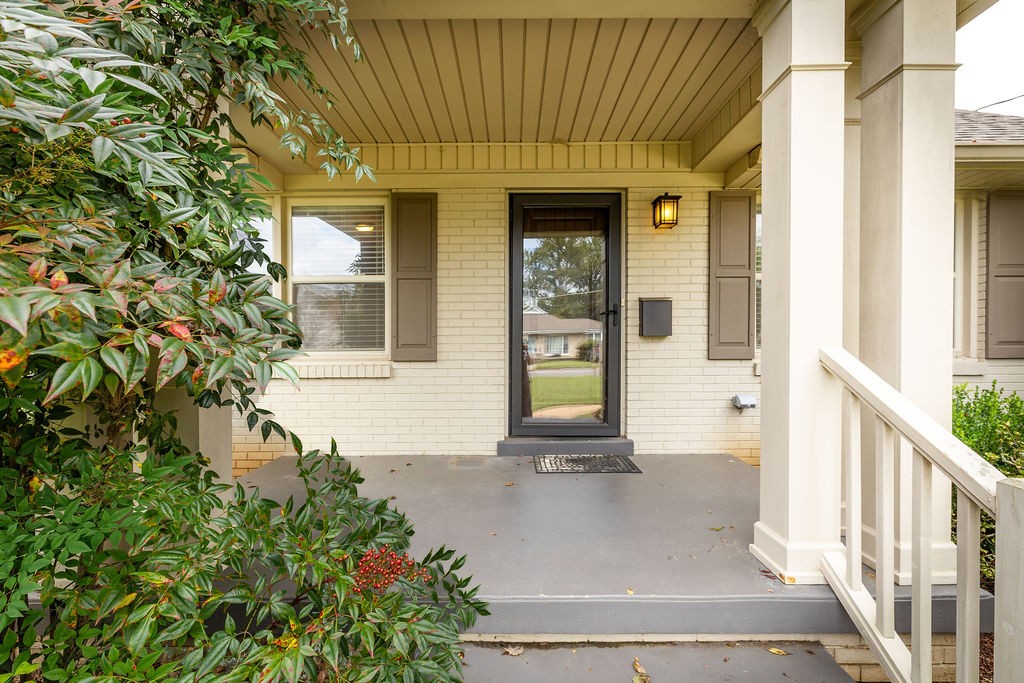 439 East Madison Street Pulaski, TN 38478 - Photo 4 of 36 a view of entrance front of house