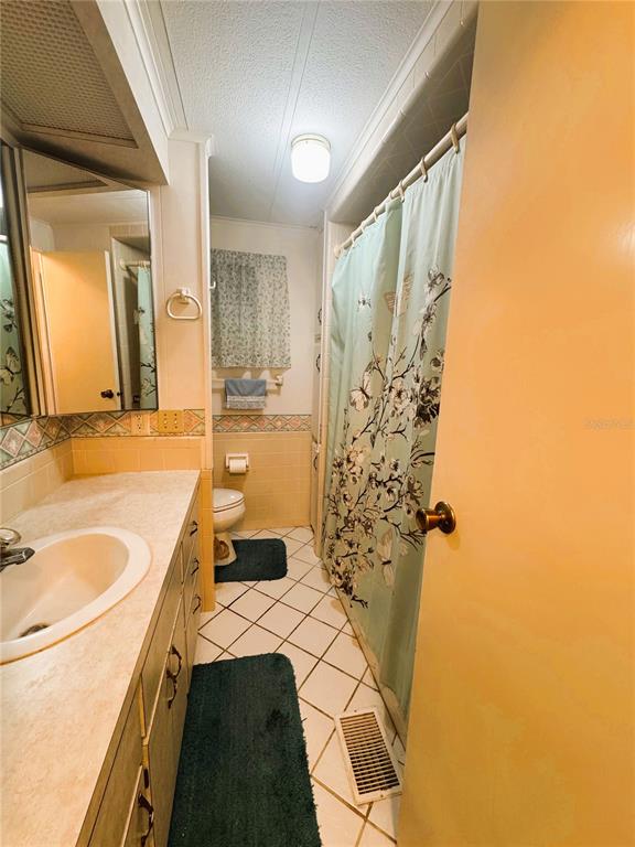 202 Aspen Circle Leesburg, FL 34748 - Photo 16 of 34 a bathroom with a tub sink and mirror